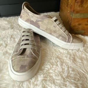 Super Cute Blowfish Tennis Shoes